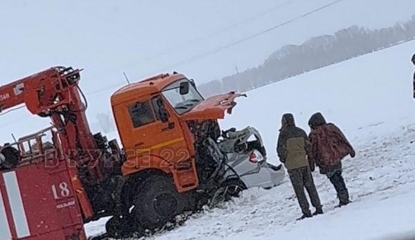 На алтайской трассе легковушка залетела под грузовой автомобиль На алтайской трассе легковушка залетела под грузовой автомобиль