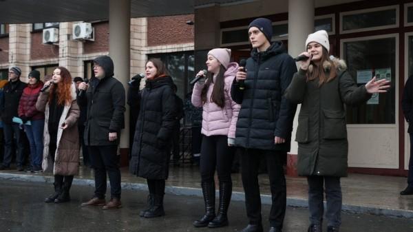В Барнауле прошли патриотические акции &laquo;Своих не бросаем&raquo;
