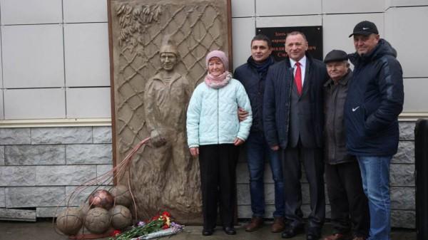 В Барнауле установили барельеф Геннадия Смертина В Барнауле установили барельеф Геннадия Смертина