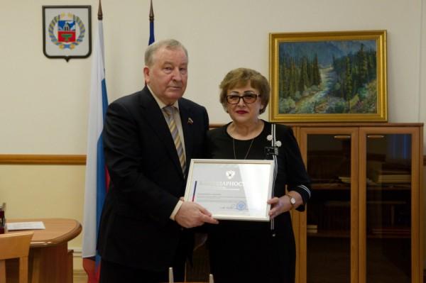 Врач-педиатр из Алейского района получила награду от сенатора РФ Александра Карлина Врач-педиатр из Алейского района получила награду от сенатора РФ Александра Карлина