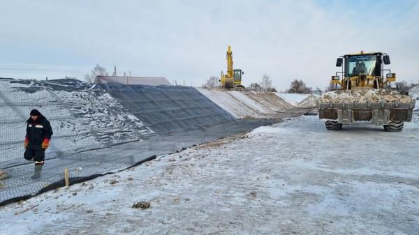 В селе Краснощеково продолжается строительство защитных дамб