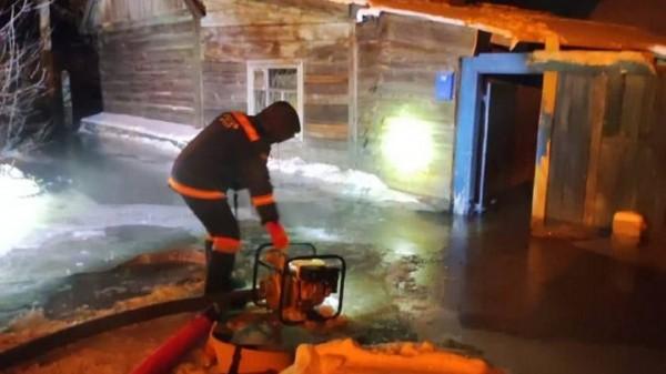 В Барнауле часть жителей остаются без воды из-за коммунальной аварии В Барнауле часть жителей остаются без воды из-за коммунальной аварии