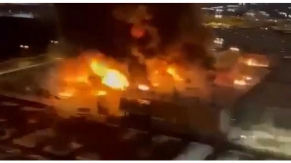 В Подмосковье пожар охватил 18 тысяч квадратных метров торгового центра В Подмосковье пожар охватил 18 тысяч квадратных метров торгового центра