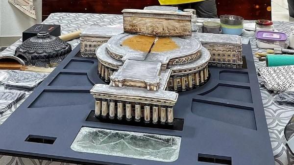 В Новосибирске испекли 18-килограммовый пряник в виде оперного театра