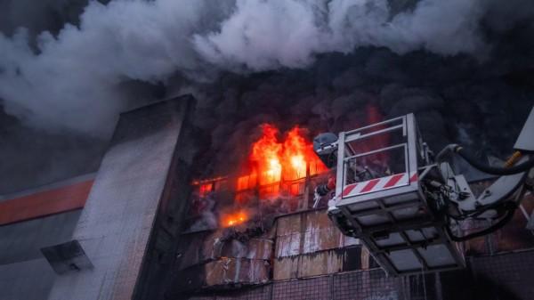 Пожар на шинном заводе в Барнауле: фоторепортаж с места событий