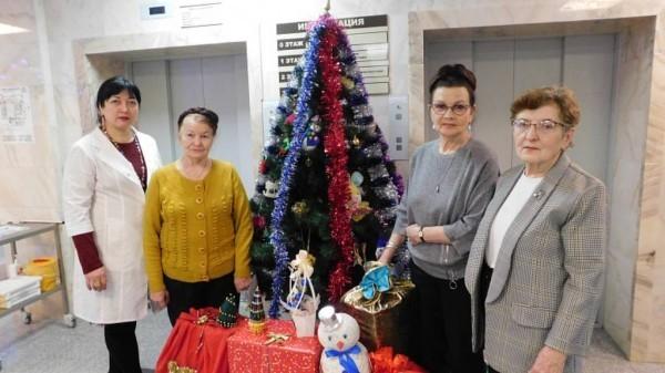 Пациенты Алтайского краевого онкоцентра получат новогодние подарки Пациенты Алтайского краевого онкоцентра получат новогодние подарки