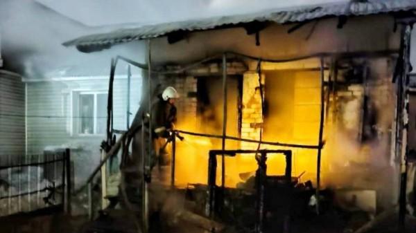 Сильный пожар произошел в частном секторе Барнаула Сильный пожар произошел в частном секторе Барнаула