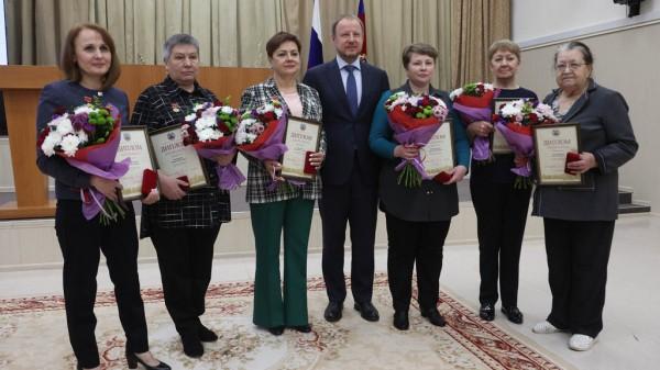 Губернатор Алтайского края вручил награды представителям науки Губернатор Алтайского края вручил награды представителям науки