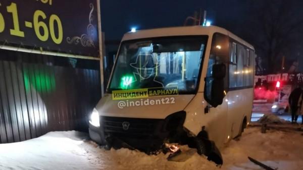 В Барнауле маршрутка врезалась в забор частного дома В Барнауле маршрутка врезалась в забор частного дома