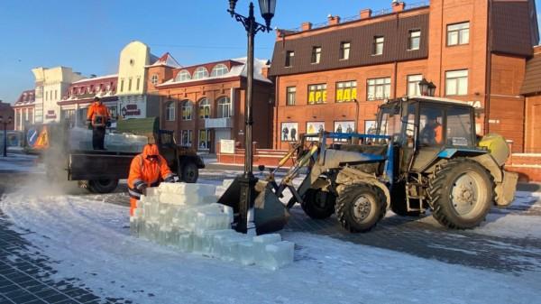 На барнаульский Арбат привезли лед для строительства новогоднего городка На барнаульский Арбат привезли лед для строительства новогоднего городка