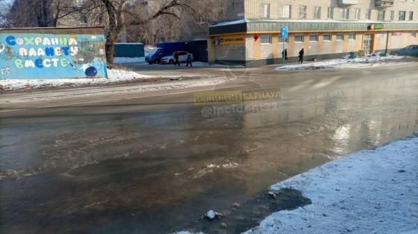 Улицу Барнаула затопило водой Улицу Барнаула затопило водой