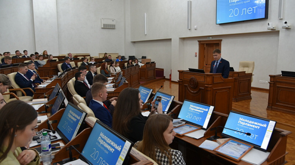 Началась торжественная сессия Молодежного Парламента Алтайского края, посвященная его 20-летию Началась торжественная сессия Молодежного Парламента Алтайского края, посвященная его 20-летию