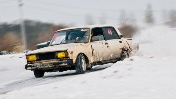 Барнаульцы устроили опасный дрифт на «Жигулях» Барнаульцы устроили опасный дрифт на «Жигулях»