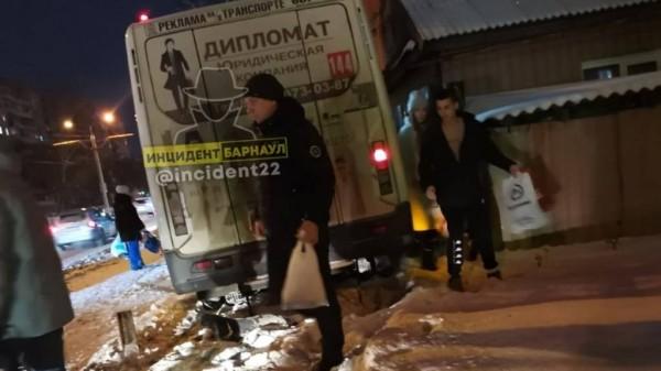 В Барнауле маршрутка врезалась в забор частного дома В Барнауле маршрутка врезалась в забор частного дома