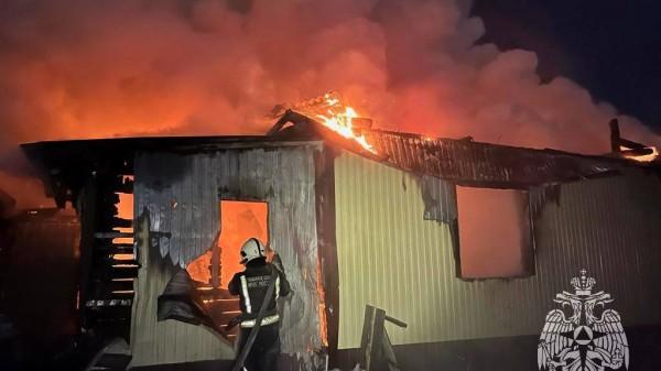 В Барнаульском поселке Лесном полностью сгорел частный дом