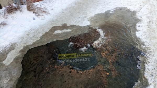 Улицу Барнаула затопило водой Улицу Барнаула затопило водой