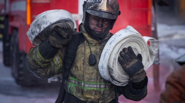 Пожар на шинном заводе в Барнауле: фоторепортаж с места событий