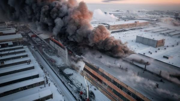 Пожар на шинном заводе в Барнауле: фоторепортаж с места событий