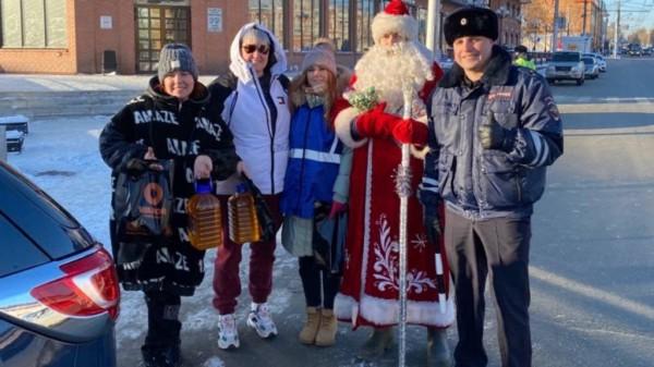 Акция &laquo;Полицейский Дед Мороз&raquo; проходит в Барнауле