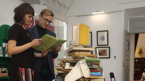 В Барнауле открылась выставка «Сердце книги», где собраны издания для детей В Барнауле открылась выставка «Сердце книги», где собраны издания для детей