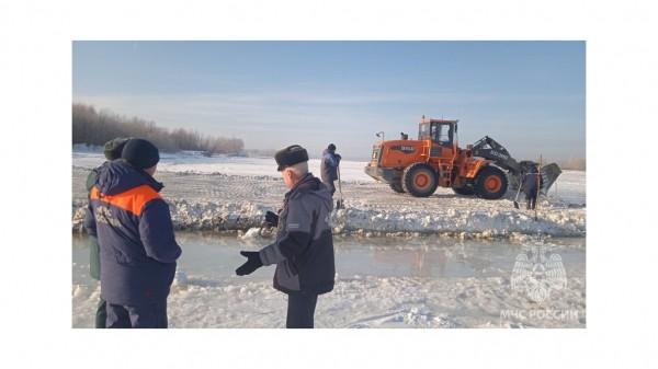 В Алтайском крае в ходе акции &laquo;Безопасный лед&raquo; беседовали с рыбаками и ставили аншлаги на реках