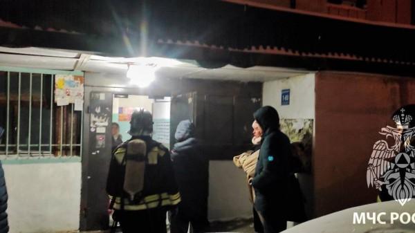 Десять человек эвакуировали при пожаре в многоэтажном доме Барнаула