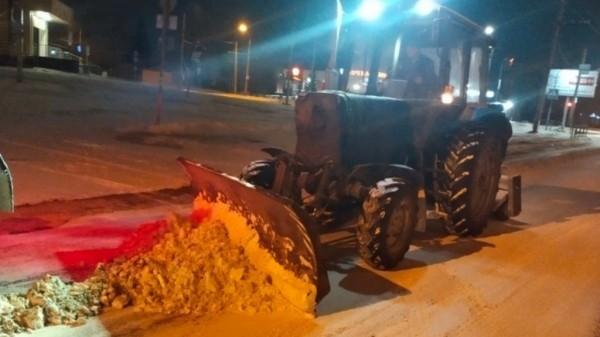Для очистки Барнаула от снега на дороги выехало 110 единиц техники Для очистки Барнаула от снега на дороги выехало 110 единиц техники