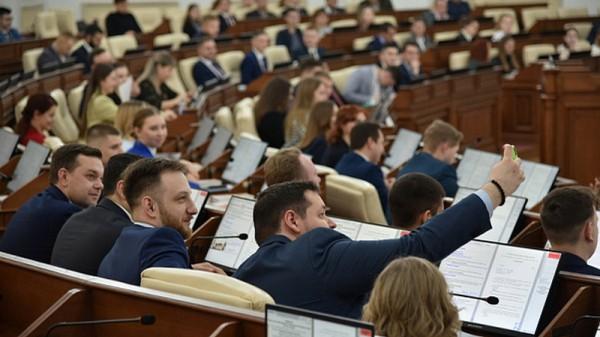 Началась торжественная сессия Молодежного Парламента Алтайского края, посвященная его 20-летию Началась торжественная сессия Молодежного Парламента Алтайского края, посвященная его 20-летию