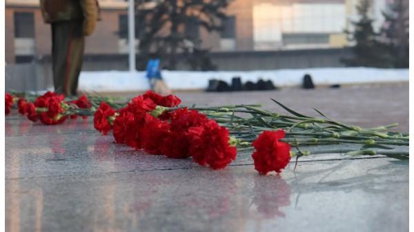 В Барнауле возложили цветы к Мемориалу Славы в День неизвестного солдата В Барнауле возложили цветы к Мемориалу Славы в День неизвестного солдата
