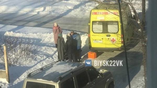 В Бийске мужчина упал и умер посреди улицы В Бийске мужчина упал и умер посреди улицы