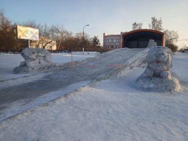 В снежном городке убирают горку В снежном городке убирают горку