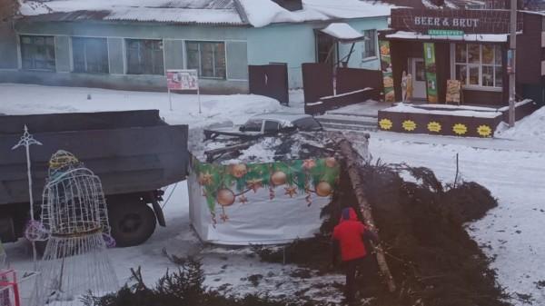В Камне-на-Оби рухнула городская ёлка В Камне-на-Оби рухнула городская ёлка