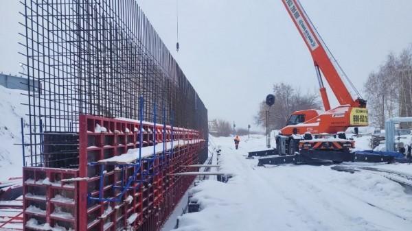 На стройплощадке барнаульского путепровода на Новом рынке готовятся к возведению опор