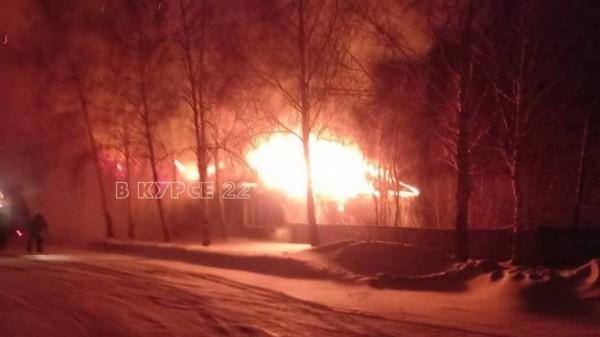 Алтайские пожарные потушили крупное возгорание в здании одного из предприятий
