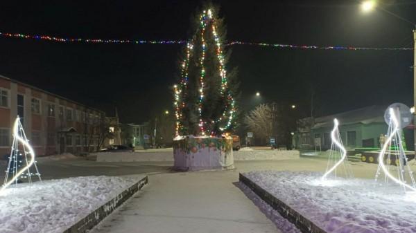 В Камне-на-Оби рухнула городская ёлка В Камне-на-Оби рухнула городская ёлка