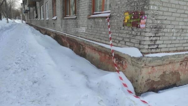 В Барнауле завели уголовное дело из-за падения наледи с кровли жилого дома на девушку В Барнауле завели уголовное дело из-за падения наледи с кровли жилого дома на девушку