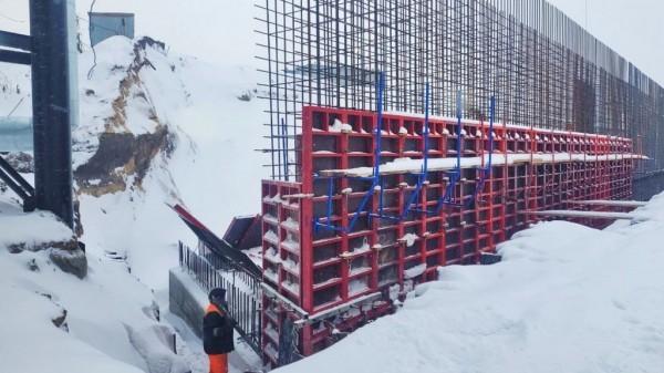 На стройплощадке барнаульского путепровода на Новом рынке готовятся к возведению опор