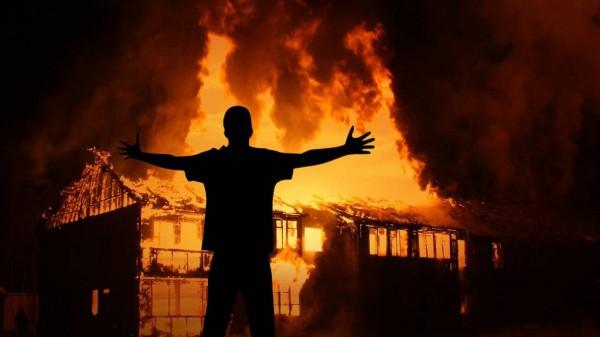 Житель Рубцовска поджег дом бывшей возлюбленной Житель Рубцовска поджег дом бывшей возлюбленной