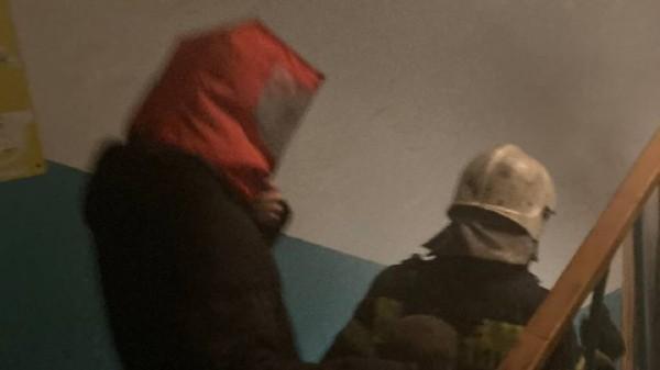 В Барнауле пожарные эвакуировали жильцов пятиэтажки В Барнауле пожарные эвакуировали жильцов пятиэтажки