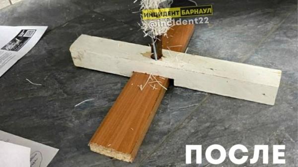 Молодая пара из Барнаула вернула елку назад в подъезд