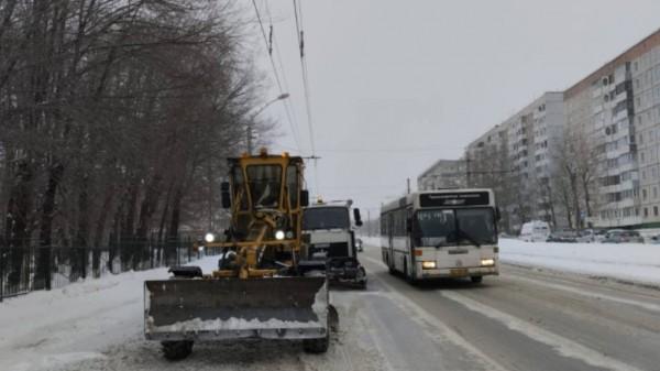 В Барнауле снегоуборочная техника работает круглосуточно В Барнауле снегоуборочная техника работает круглосуточно