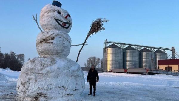 Огромного снеговика слепили в Алтайском крае Огромного снеговика слепили в Алтайском крае