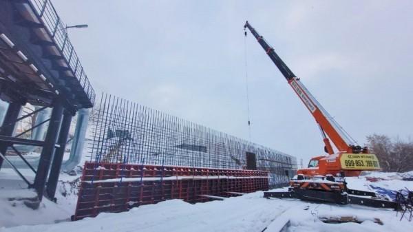 На стройплощадке барнаульского путепровода на Новом рынке готовятся к возведению опор