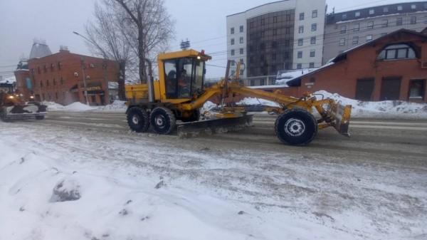 В Барнауле снегоуборочная техника работает круглосуточно В Барнауле снегоуборочная техника работает круглосуточно