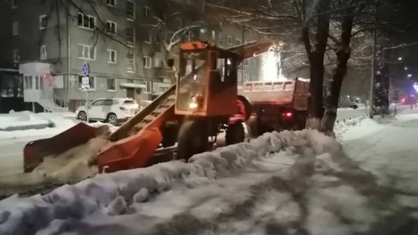 Дороги Барнаула активно очищают от снега Дороги Барнаула активно очищают от снега