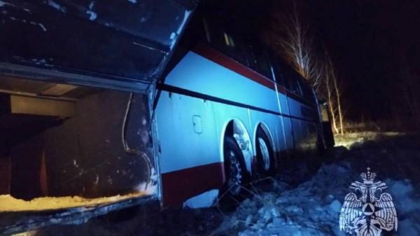 В Алтайском крае рейсовый автобус съехал в кювет В Алтайском крае рейсовый автобус съехал в кювет