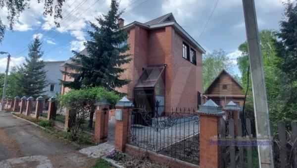 Шикарный коттедж в живописном месте продают за 12,5 млн рублей в Барнауле Шикарный коттедж в живописном месте продают за 12,5 млн рублей в Барнауле