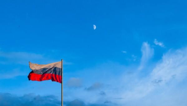 Во&nbsp;время исполнения гимна России депутат отказался встать