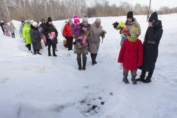 &laquo;Мы&nbsp;бы&nbsp;ее разорвали&raquo;. Как в&nbsp;Урожайном переживают гибель полуторагодовалой девочки от&nbsp;рук матери