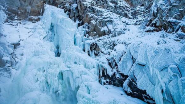 Туристы засняли неистовый водопад на Алтае Туристы засняли неистовый водопад на Алтае
